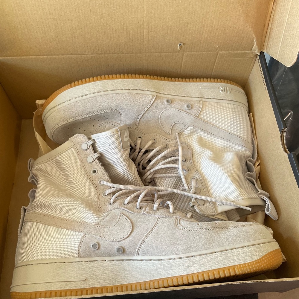 Nike SF Air Force 1
String beige tan gum size 13